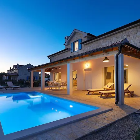 Βίλα Papa's Court Ii With Pool Pašman