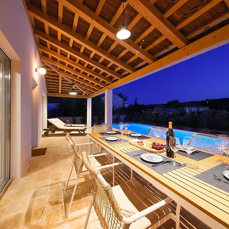 Βίλα Papa's Court Ii With Pool