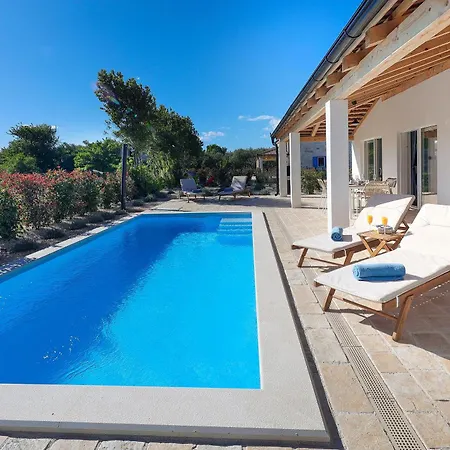 Papa's Court Ii With Pool Βίλα Pašman