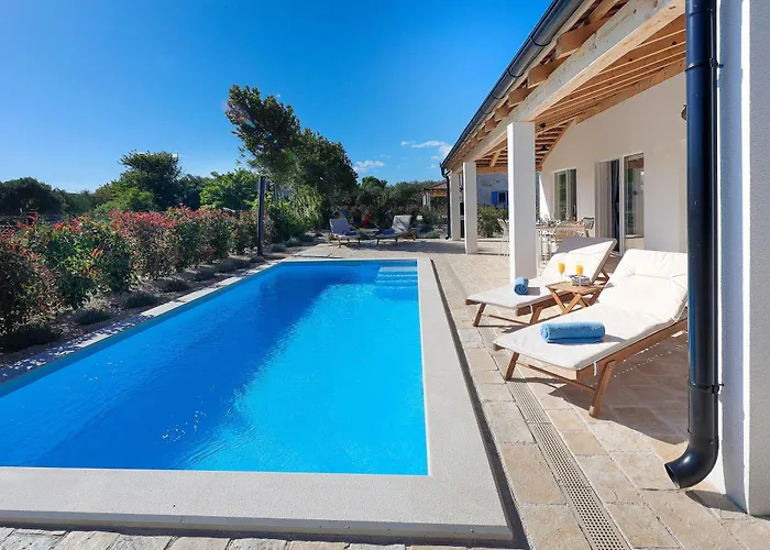 Papa's Court Ii With Pool Villa Pašman