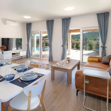 Papa's Court Ii With Pool Pašman