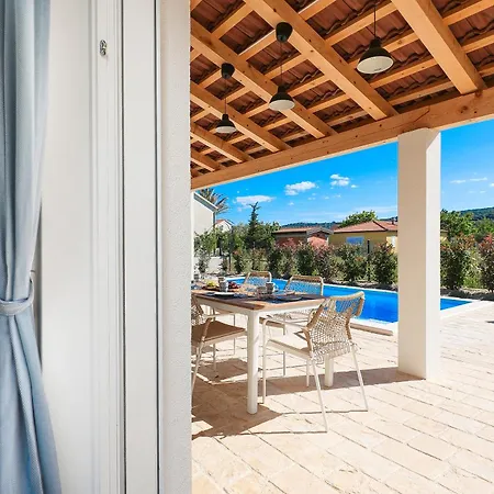 Papa's Court Ii With Pool