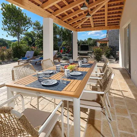 Papa's Court Ii With Pool Pašman