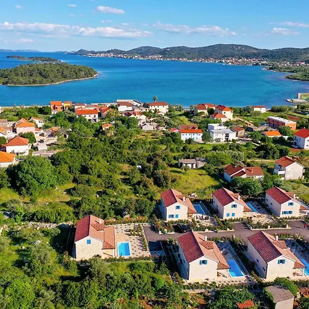 Papa's Court Ii With Pool