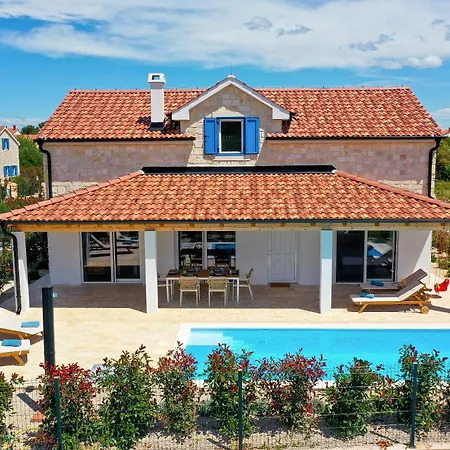 Villa Papa's Court Ii With Pool Pasman