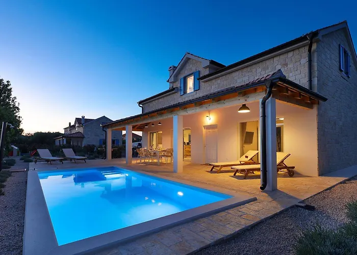 Βίλα Papa's Court Ii With Pool Pašman