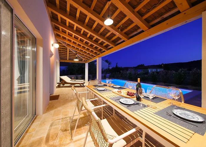 Βίλα Papa's Court Ii With Pool