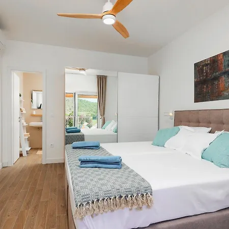 Papa's Court Ii With Pool Villa Pašman