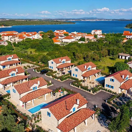 Papa's Court Ii With Pool * Pašman