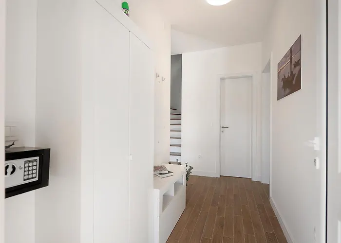 Papa's Court Ii With Pool * Pašman