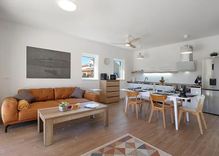 Papa's Court Ii With Pool فيلة Pašman