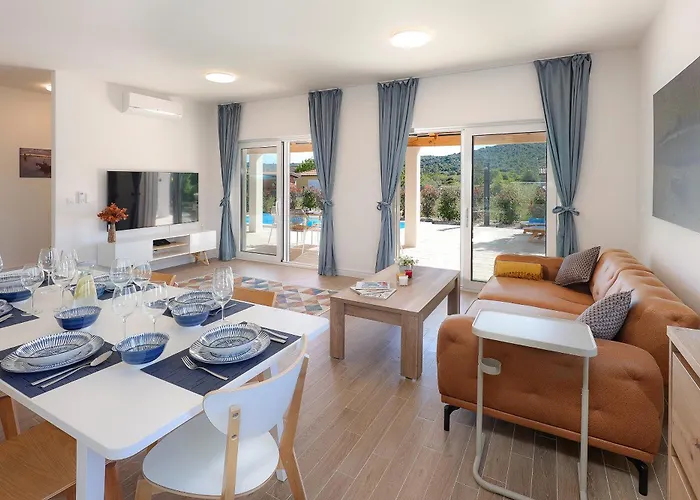 Papa's Court Ii With Pool Pašman