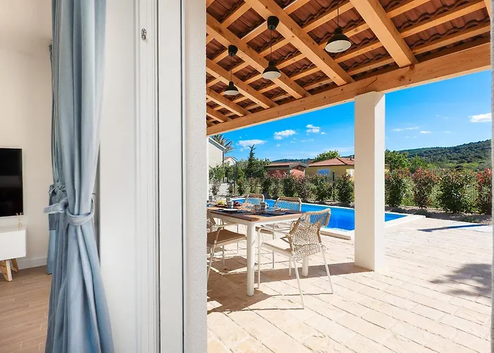 Papa's Court Ii With Pool