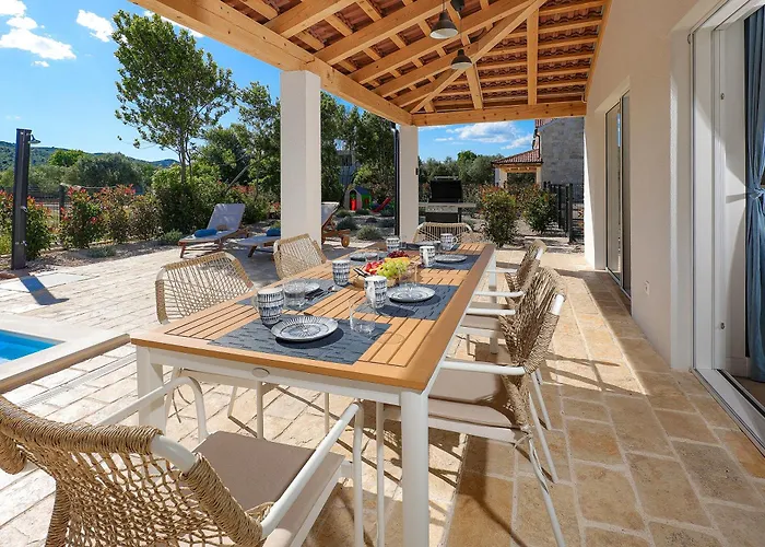 Papa's Court Ii With Pool Pašman