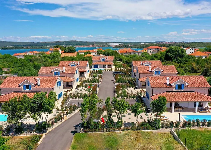 Papa's Court Ii With Pool