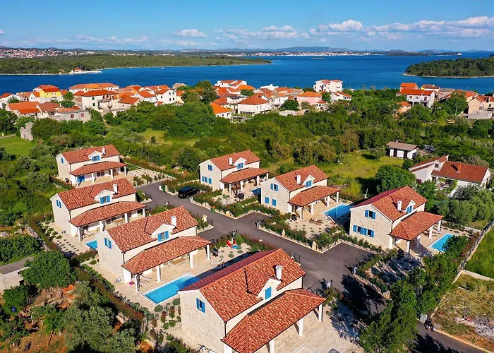 Papa's Court Ii With Pool * Pašman