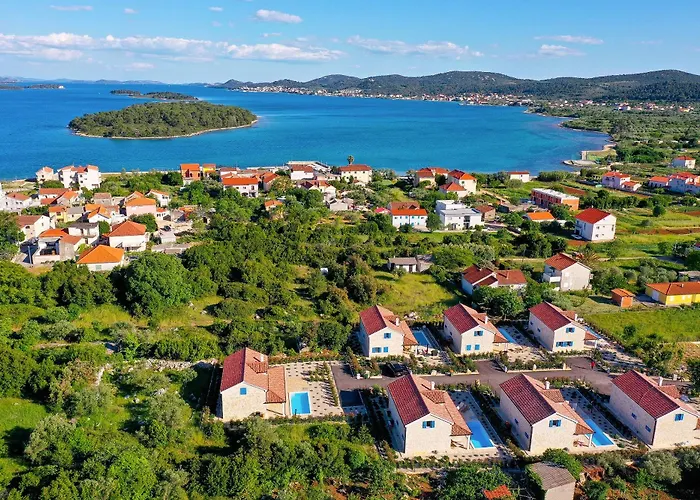 Papa's Court Ii With Pool